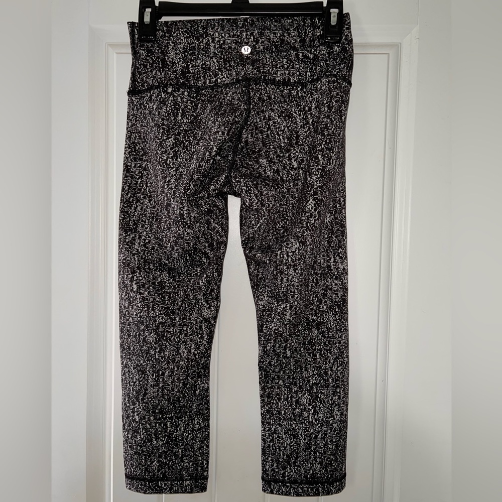 Woman’s black & white Lululemon cropped leggings size 6